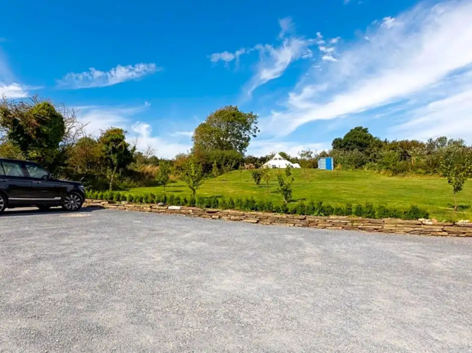 Horsemans Close