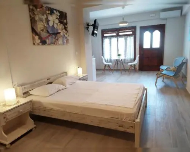 Elias Apartments