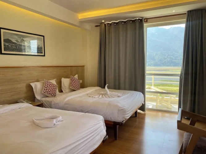 1 Bedroom Standard Family room with balcony and with lake view