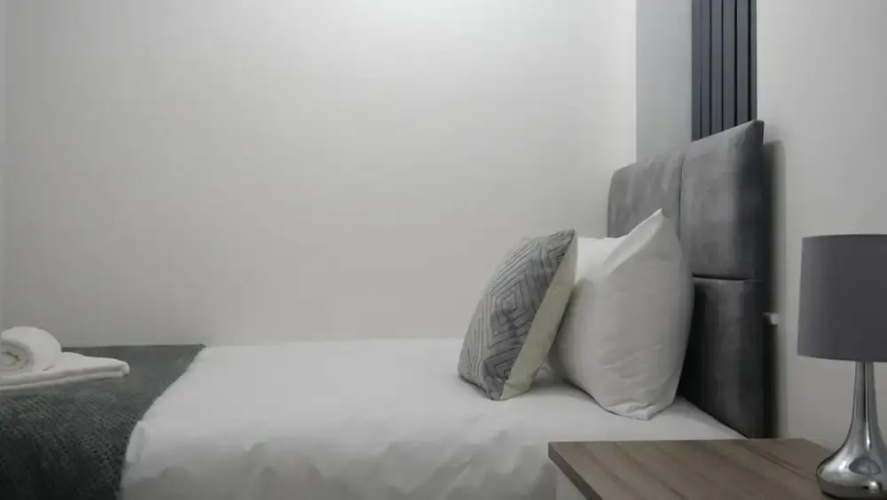 Manchester Entire 3-bed House, Sleeps 5 w/ Parking