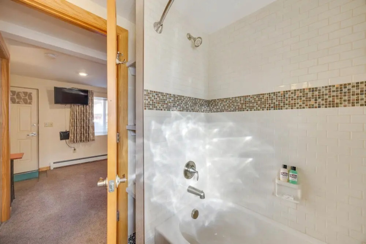 Walk to Attractions: Manitou Springs Studio