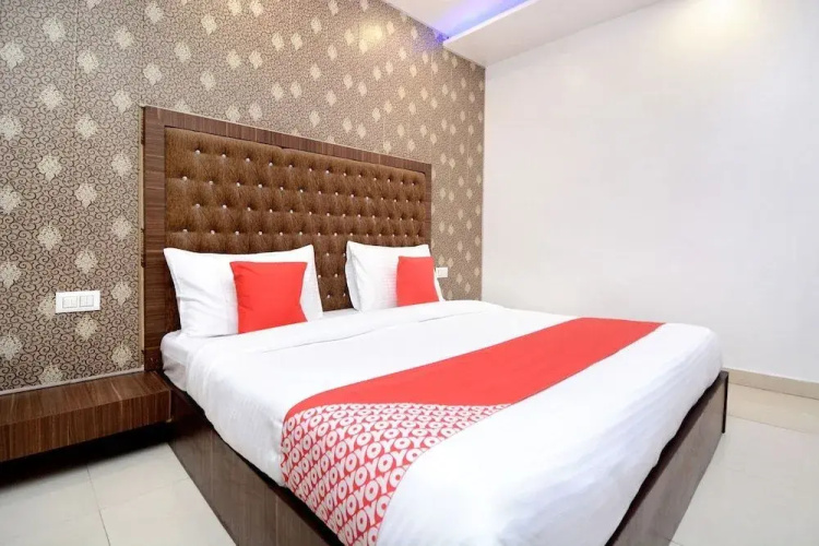 FabHotel Platinum Inn & Suites