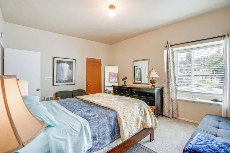 4 Bedrooms Apartment