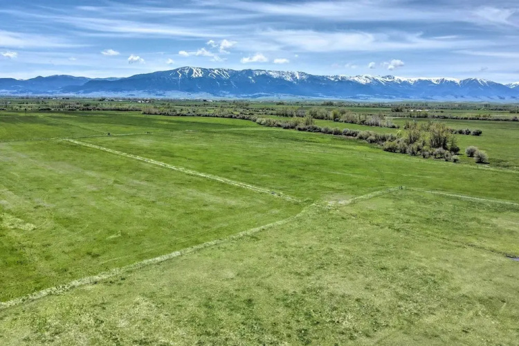 'the Farmstead' on 10 Acres w/ Mountain Views!