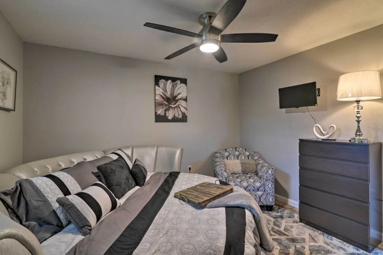 Romantic Apt: Private Patio & Shared Hot Tub!