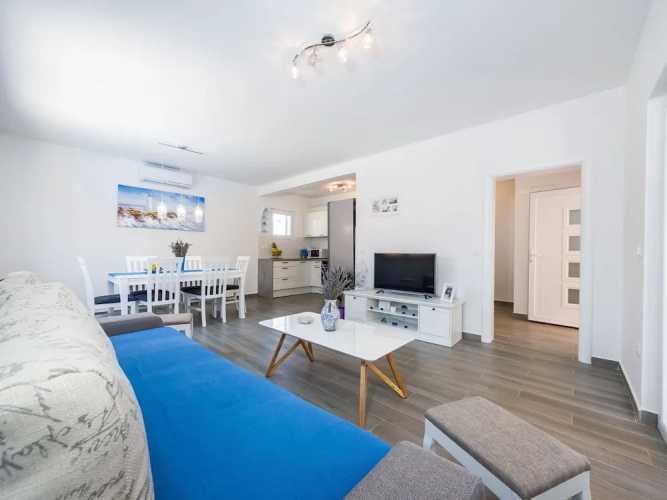 Charming Villa in Jasenice With Pool