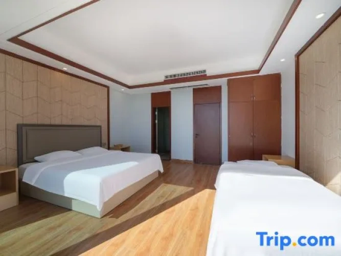 6 Bedrooms Villa
