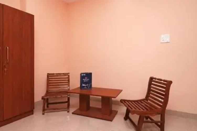 OYO 18469 Hotel Hmvr