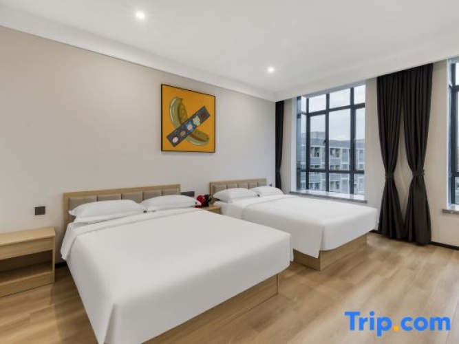 Standard Twin room with lake view