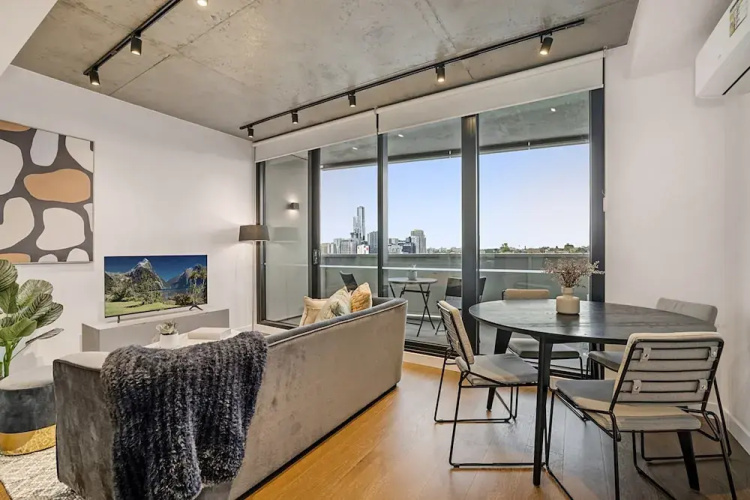 Modern, Executive 1 Bedroom Apartment With Balcony
