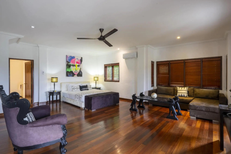 Villa ManisOver view