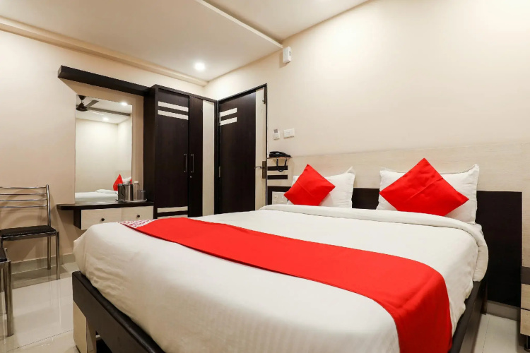 OYO 9804 Hotel SR Residency