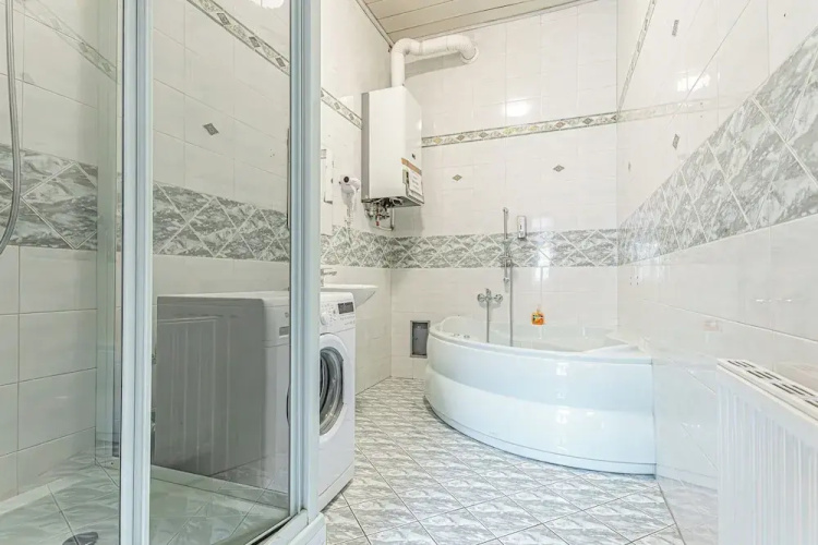 2BR Apartment Steps From AKH Center
