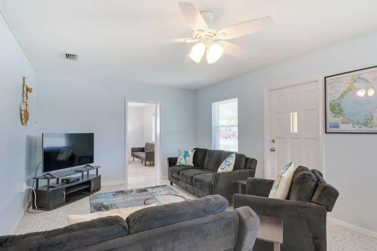 Waterfront Okeechobee Getaway w/ Backyard Dock!