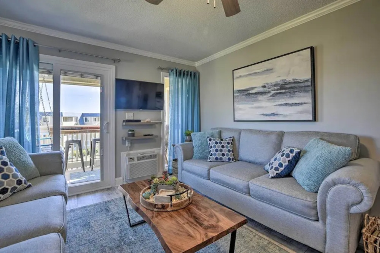 Beachfront Condo w/ Balcony: Walk to Apache Pier