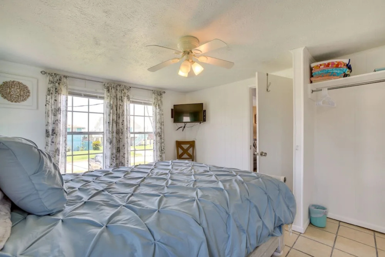 Bright Surfside Beach Home w/ Deck, Walk to Beach!