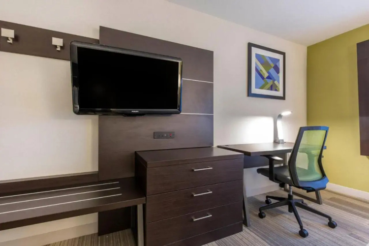 Holiday Inn Express & Suites Chicago West - St Cha