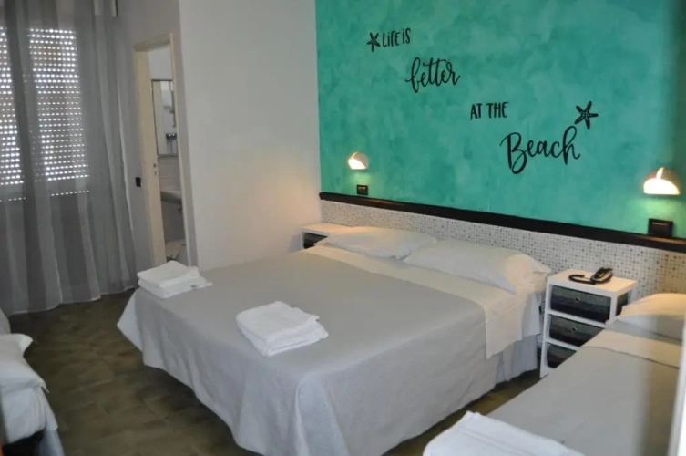 Standard Triple room