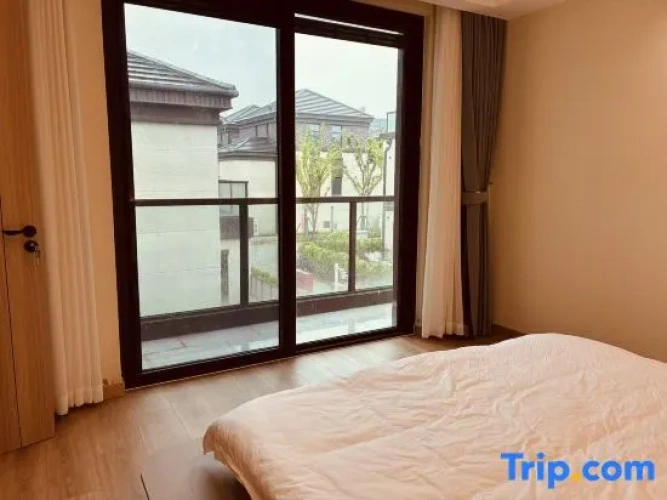 2 Bedrooms Standard Family room with balcony