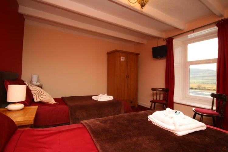 Standard Triple room with garden view