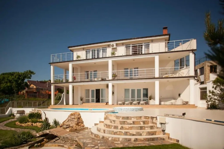 4 Bedrooms Cottage