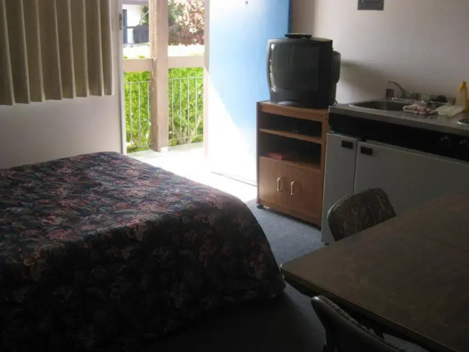 Departure Bay Motel