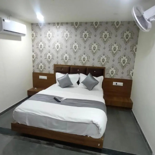 Hotel S G, Vadodara