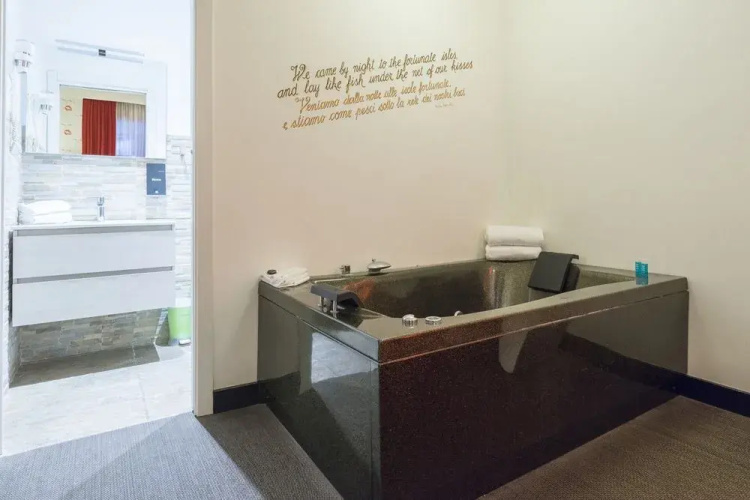 iRooms Jacuzzi Suites
