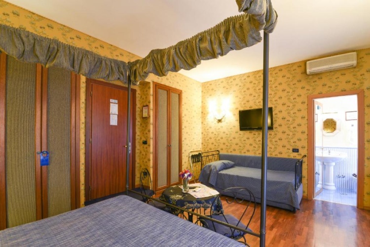 Standard Quadruple room