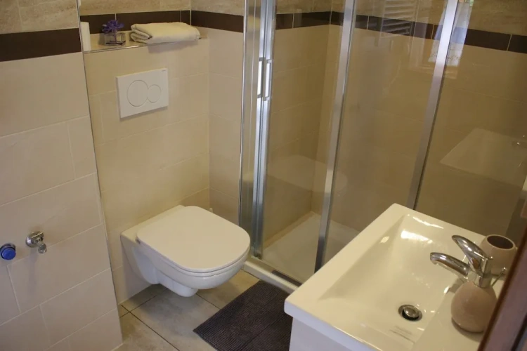 3 Bedrooms Sextuple Apartment
