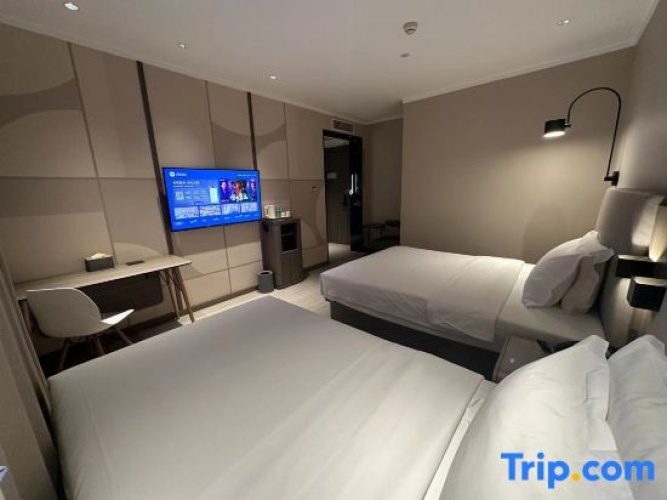 Standard Double room with street view