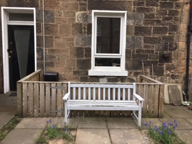 Spacious 3 Bedroom Flat in a Charming Location