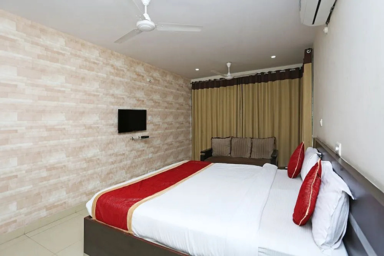 OYO 7672 Pride Inn