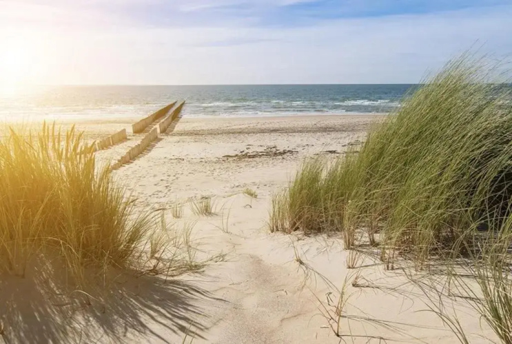 AMAZING BEACH & SUNSETS JUST 75m FROM THE BEACH!