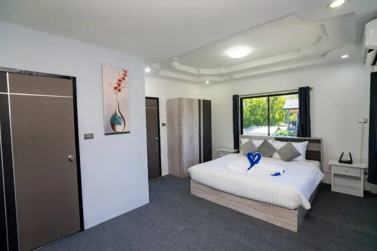 3 Bed 3 Bath Villa 400m to the Beach Sleeps 10