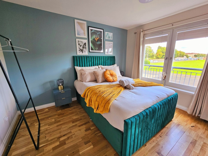 Modern 5 Bed Townhouse with Free Parking