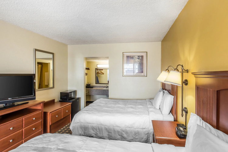 Econo Lodge Byron near Historic District - Warner Robins
