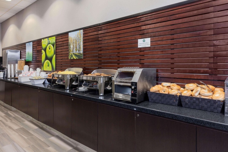 La Quinta Inn & Suites by Wyndham Clifton/Rutherford photo 12