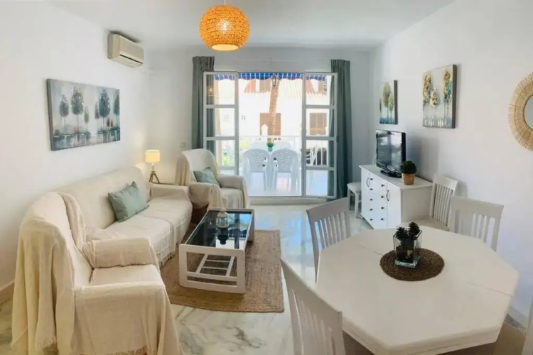 Amplio apartamento junto al mar