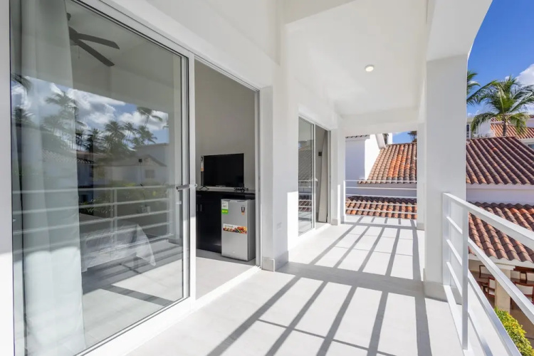 Beachfront 7BR Villa with Pool & Maid