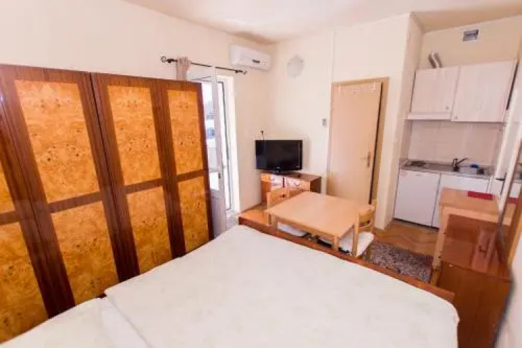 Apartments Maande