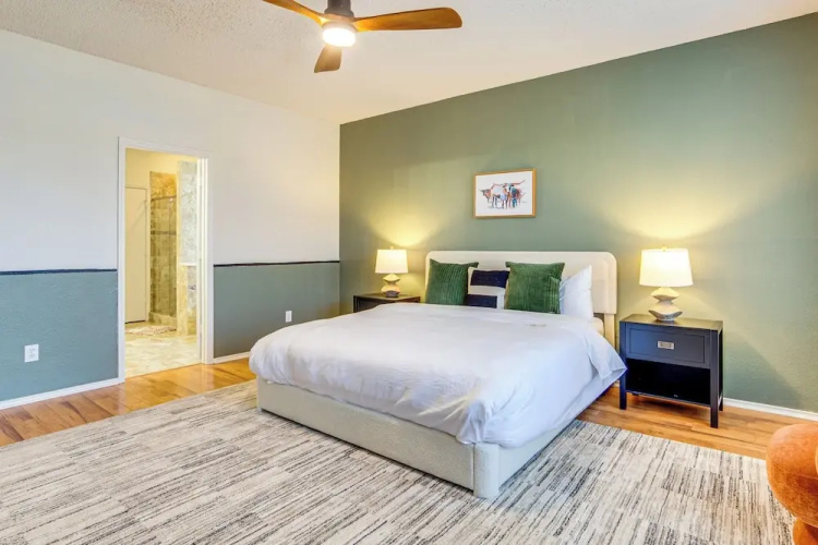 Game Room, Hot Tub & Pool! Grand Prairie Getaway