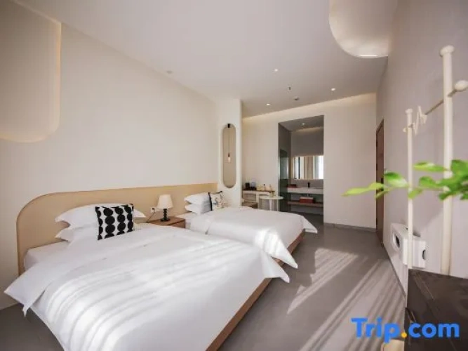 Standard Twin room with balcony and seafront