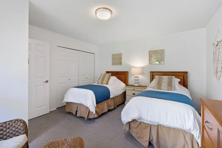2 Bedrooms Standard Family room with balcony