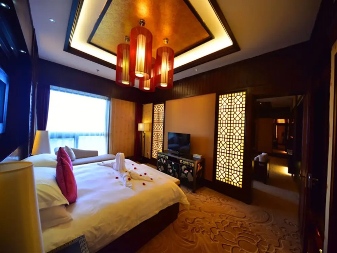 Dali Art Golf Hotel