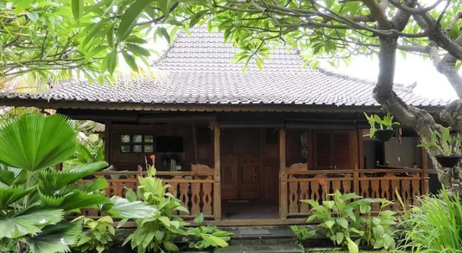 Lovina Beachhouse Villas