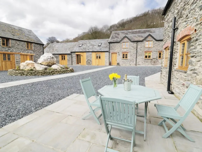 The Granary, Dee Valley Escape With hot tub