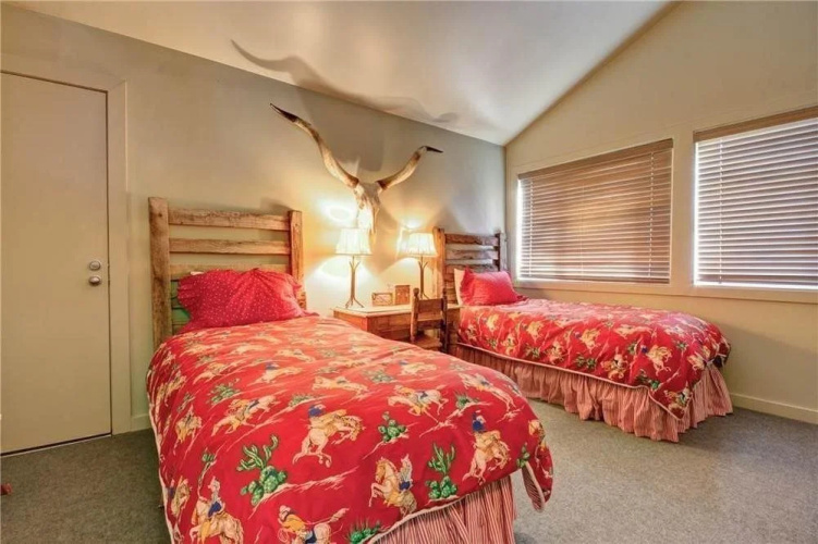 Queen Esther Condominium by Alpine Ski Properties