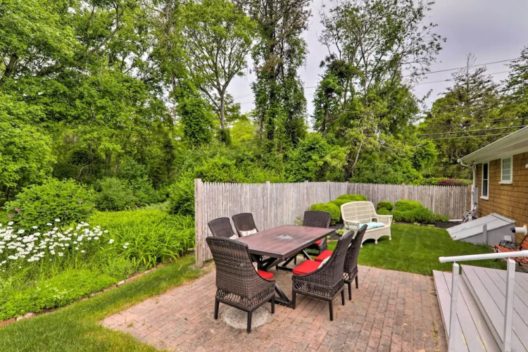 Charming Hyannis Cottage: 1 Mi to Beach!
