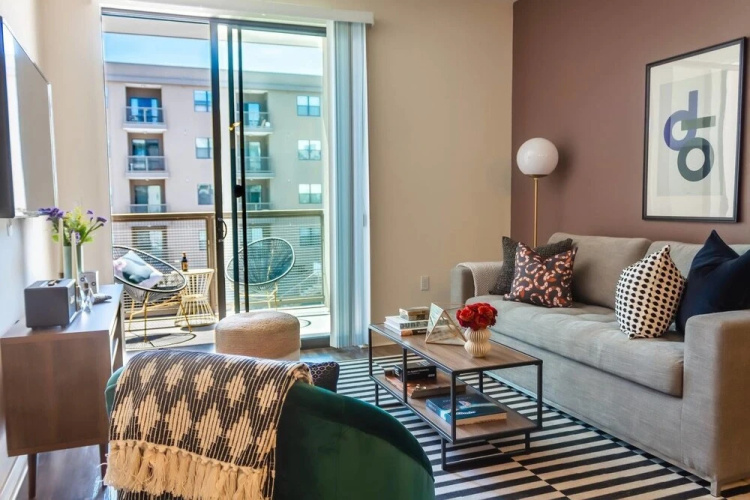 Luxe 1BR Condo in Downtown Area